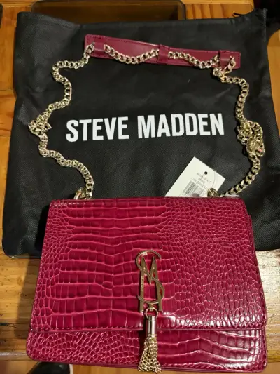 Cartera  Steve Madden roja con cadena ORIGINAL - miniatura 2