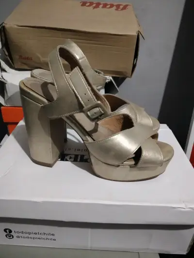 Sandalias de tacón alto doradas - miniatura 1
