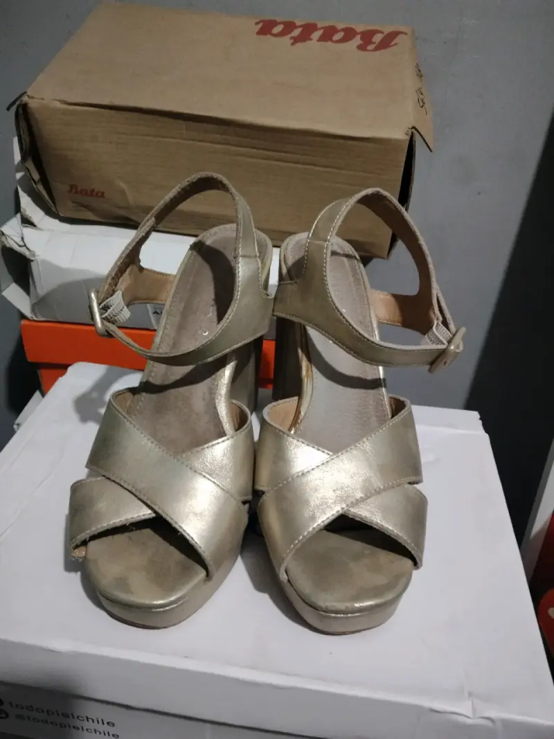 Sandalias de tacón alto doradas - 2