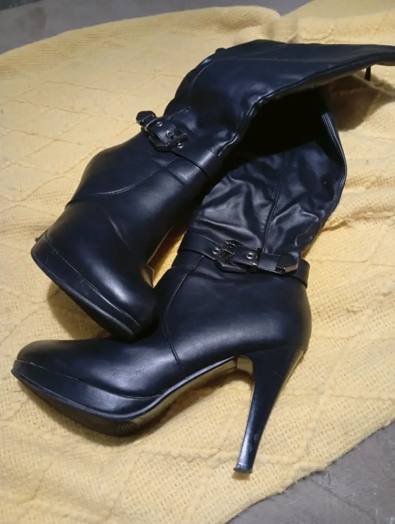 Botas de cuero negras con tacón alto - 1