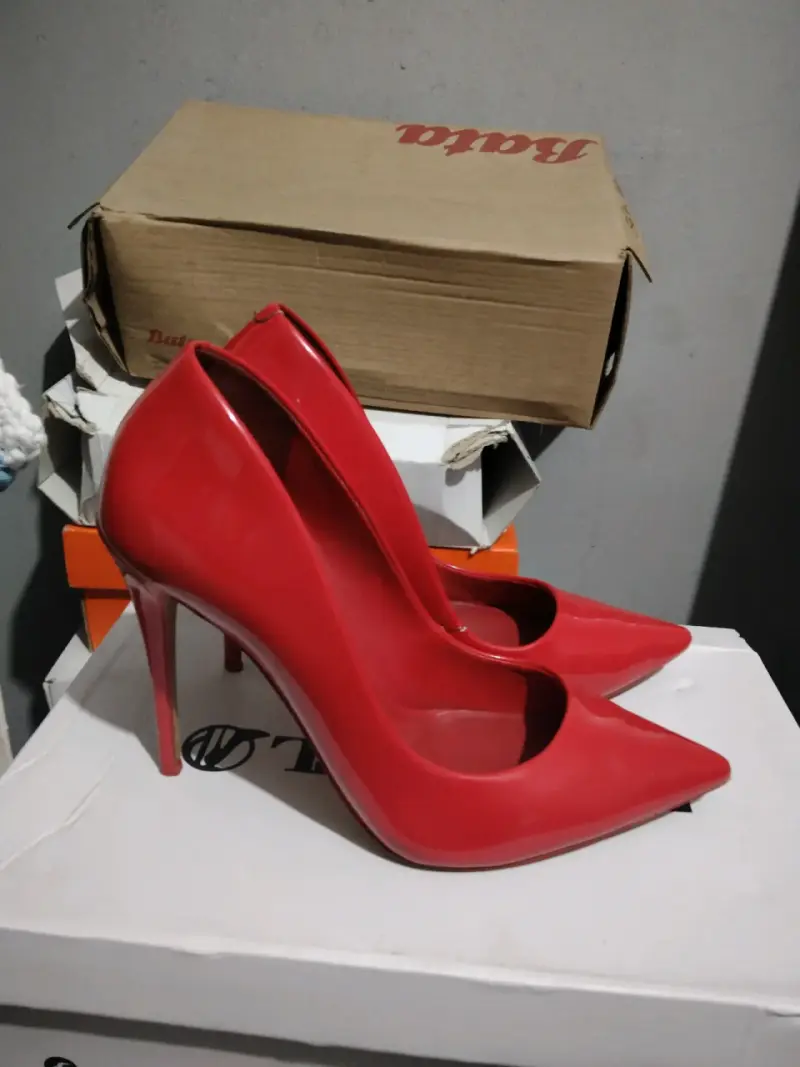 Tacones rojos de charol Aldo elegantes - 1