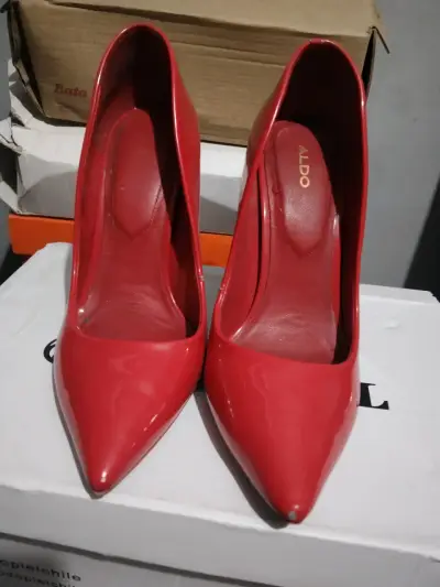 Tacones rojos de charol Aldo elegantes - miniatura 2