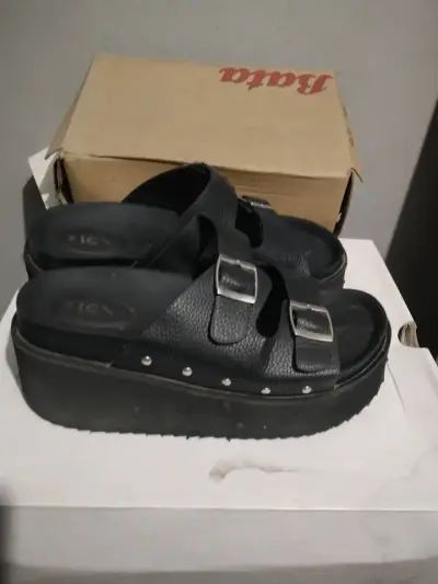 Sandalias negras de plataforma icono con hebillas - miniatura 1