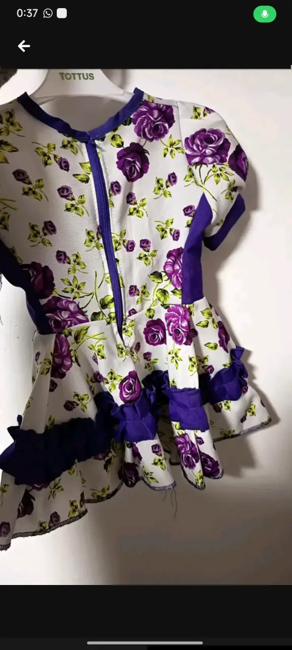Vestido infantil floral con volantes - 1