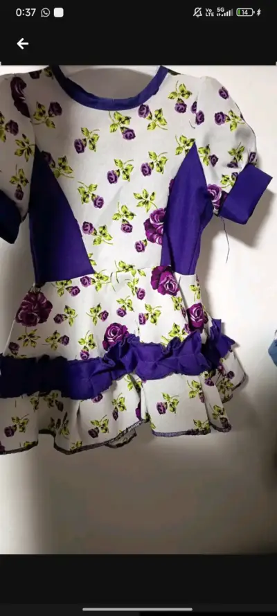 Vestido infantil floral con volantes - miniatura 2
