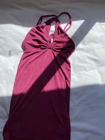 Vestido corto burdeos con tirantes - miniatura 1