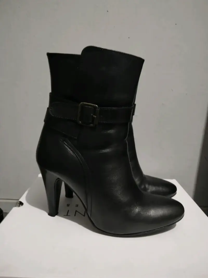 Botines de cuero negro con tacón alto - 1