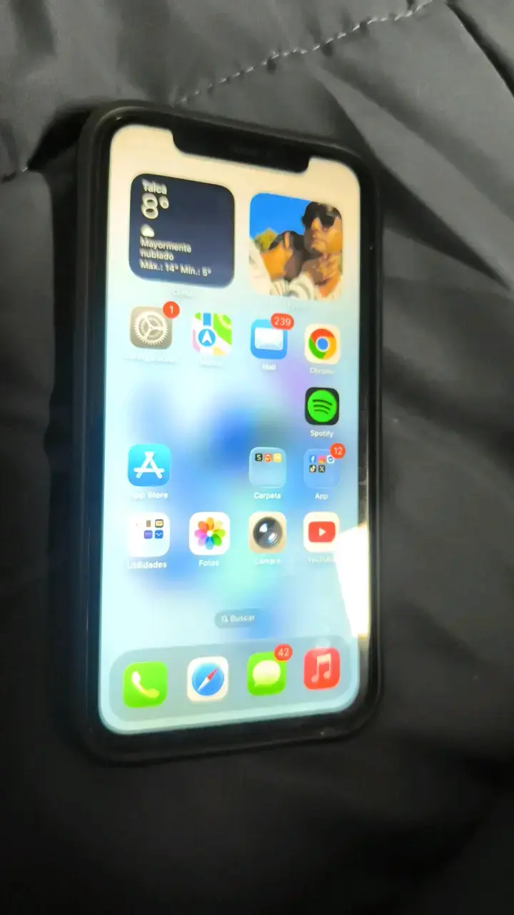 iPhone 11 blanco en buen estado - 1