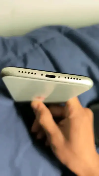 iPhone 11 blanco en buen estado - miniatura 4