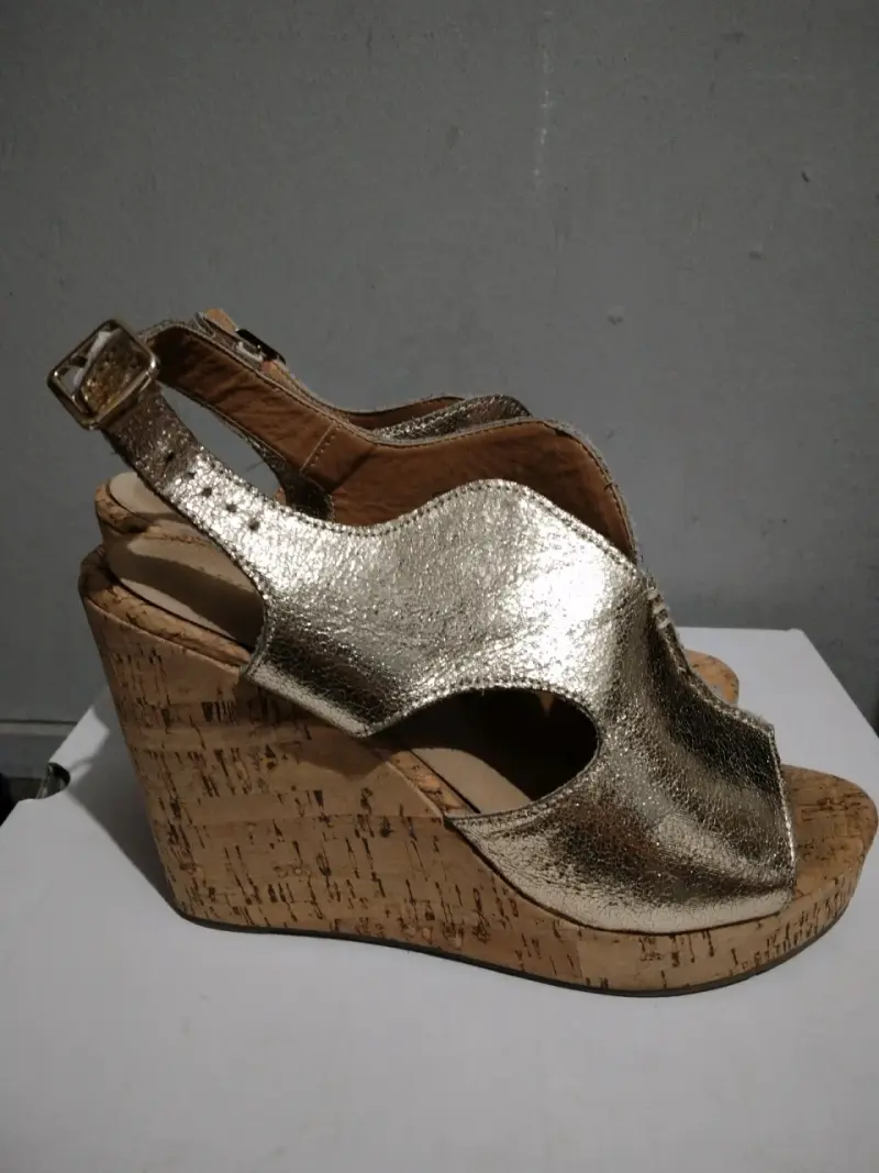 Sandalias doradas de cuña para mujer - 1