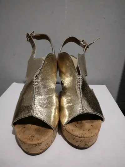 Sandalias doradas de cuña para mujer - miniatura 2