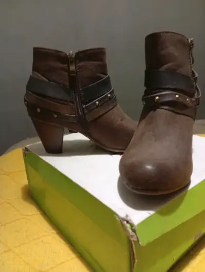 Botines de cuero marrón con tacón y detalles metálicos - miniatura 1