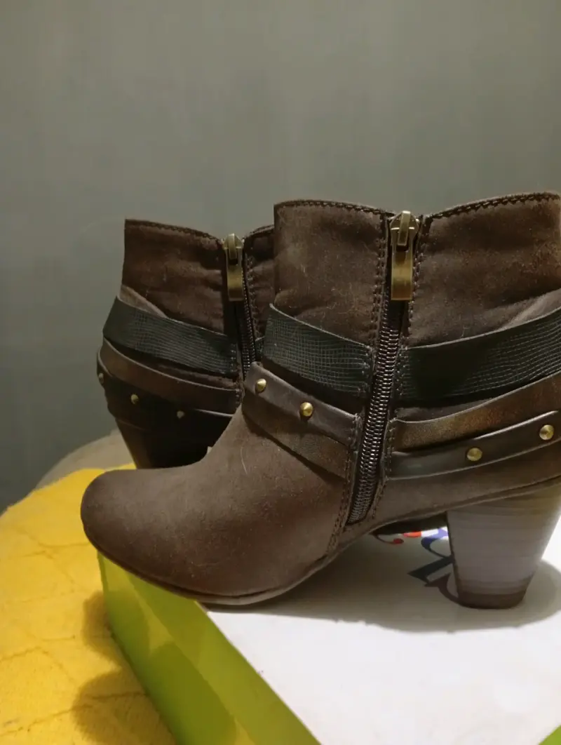 Botines de cuero marrón con tacón y detalles metálicos - 2