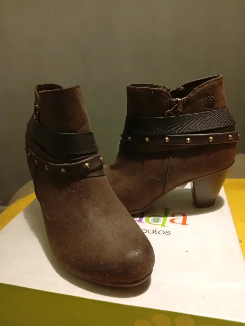 Botines de cuero marrón con tacón y detalles metálicos - 3