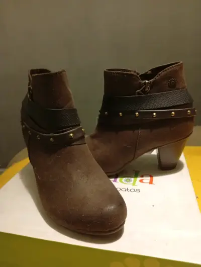 Botines de cuero marrón con tacón y detalles metálicos - miniatura 3