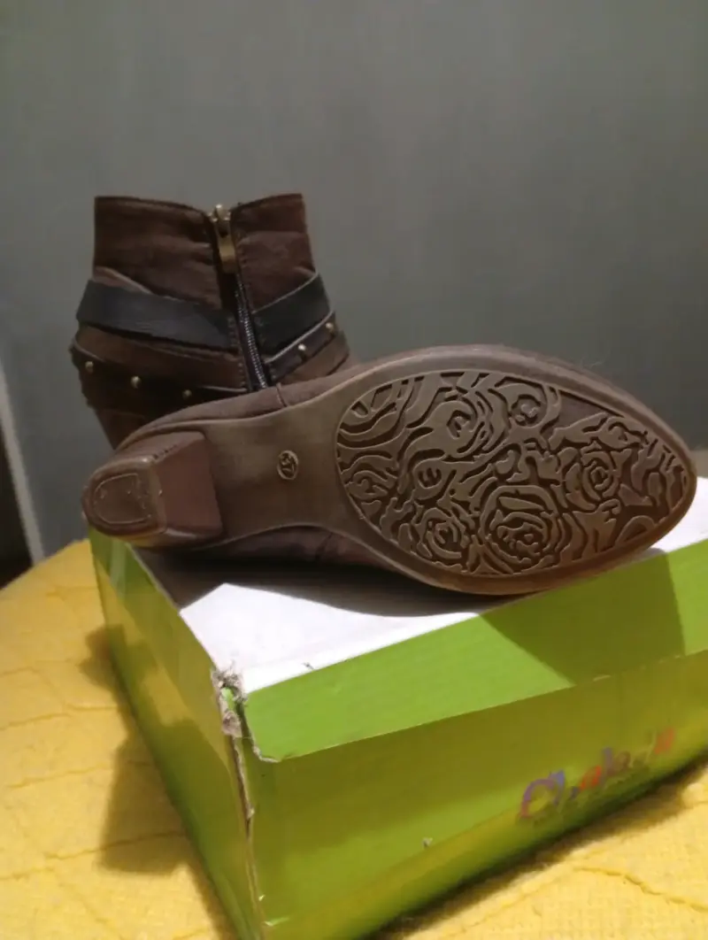 Botines de cuero marrón con tacón y detalles metálicos - 4