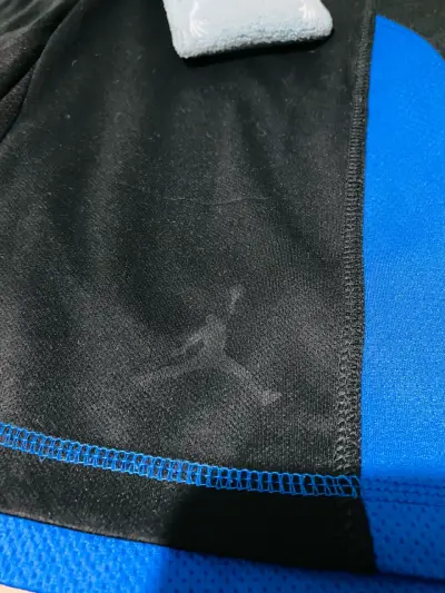 Shorts deportivos negros y azules Jordan - miniatura 3