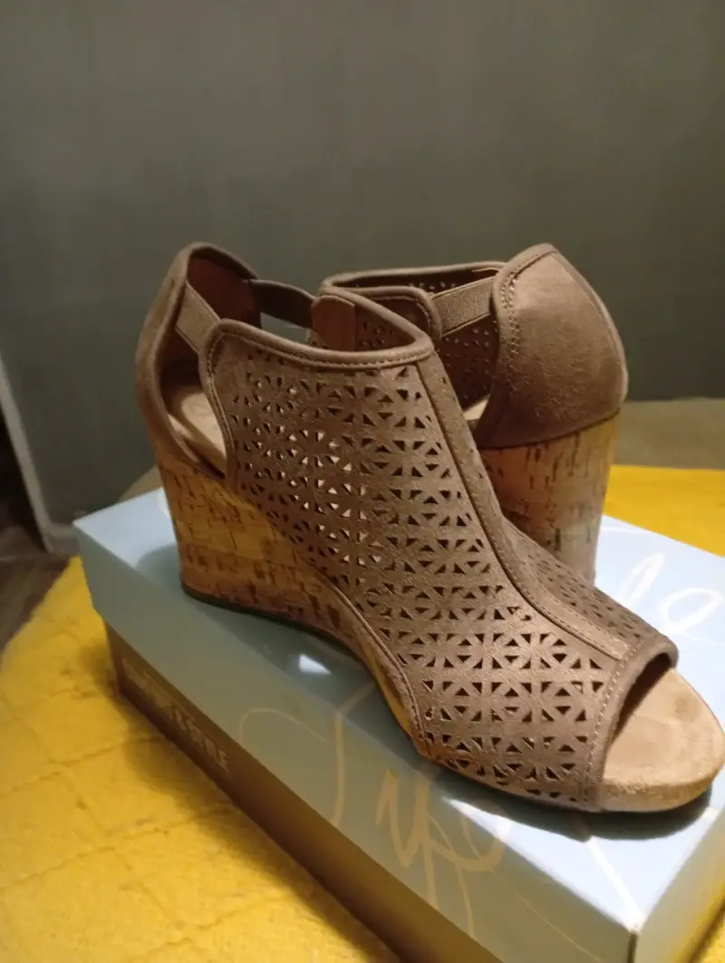 Sandalias de cuña marrón con diseño calado - 1