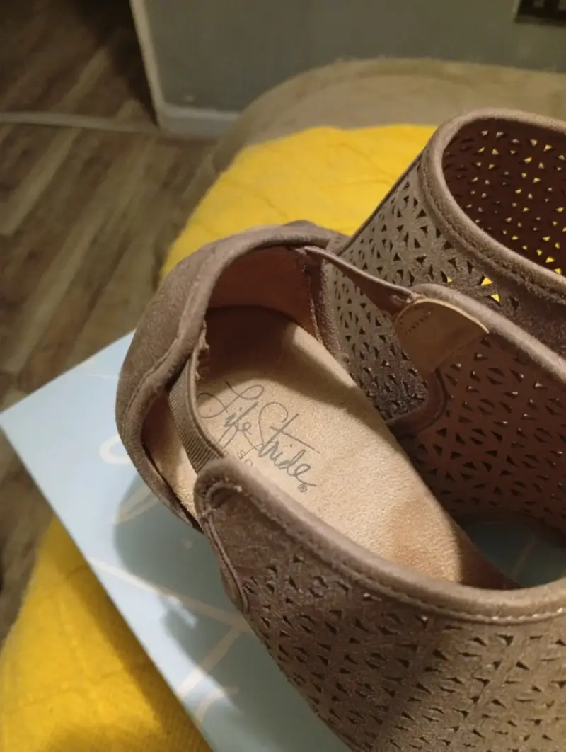 Sandalias de cuña marrón con diseño calado - 2