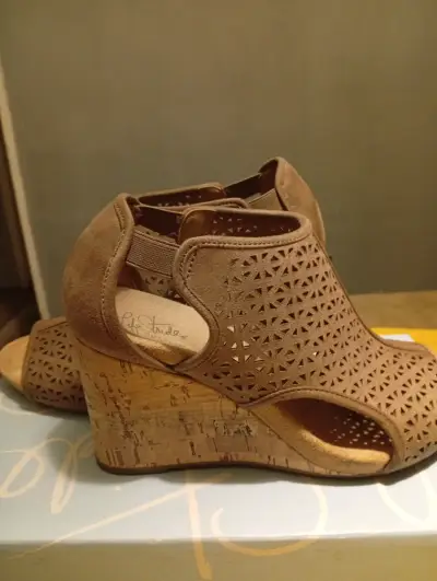 Sandalias de cuña marrón con diseño calado - miniatura 3
