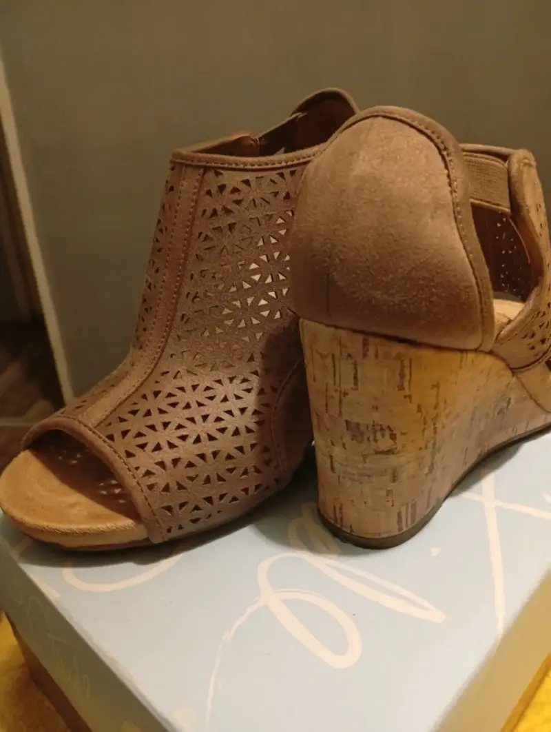 Sandalias de cuña marrón con diseño calado - 4