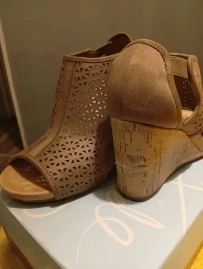 Sandalias de cuña marrón con diseño calado - miniatura 4