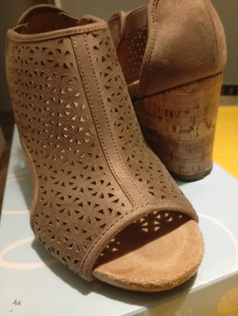 Sandalias de cuña marrón con diseño calado - 5