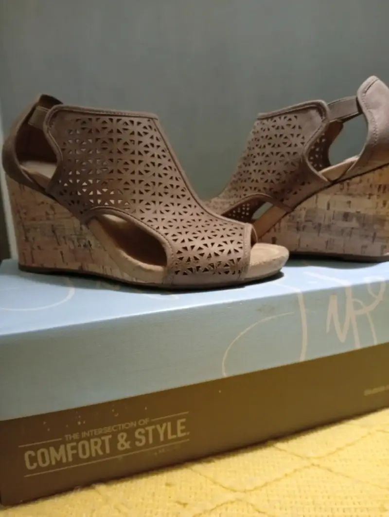 Sandalias de cuña marrón con diseño calado - 6