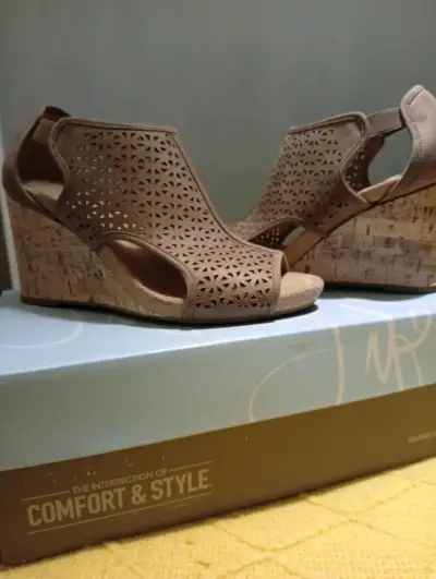 Sandalias de cuña marrón con diseño calado - miniatura 6