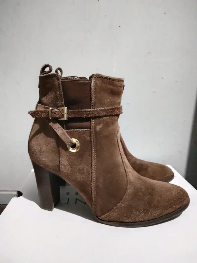 Botines de gamuza marrón con tacón alto - 1