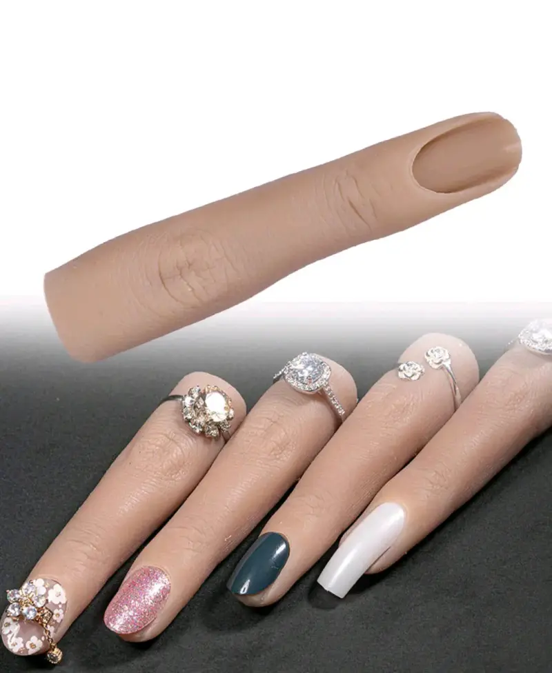 Manos de práctica para uñas con anillos decorativos