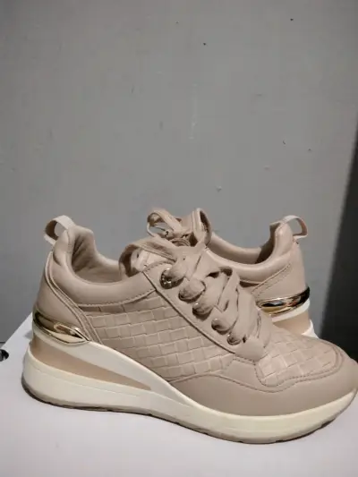 Zapatillas beige con detalle dorado - miniatura 1