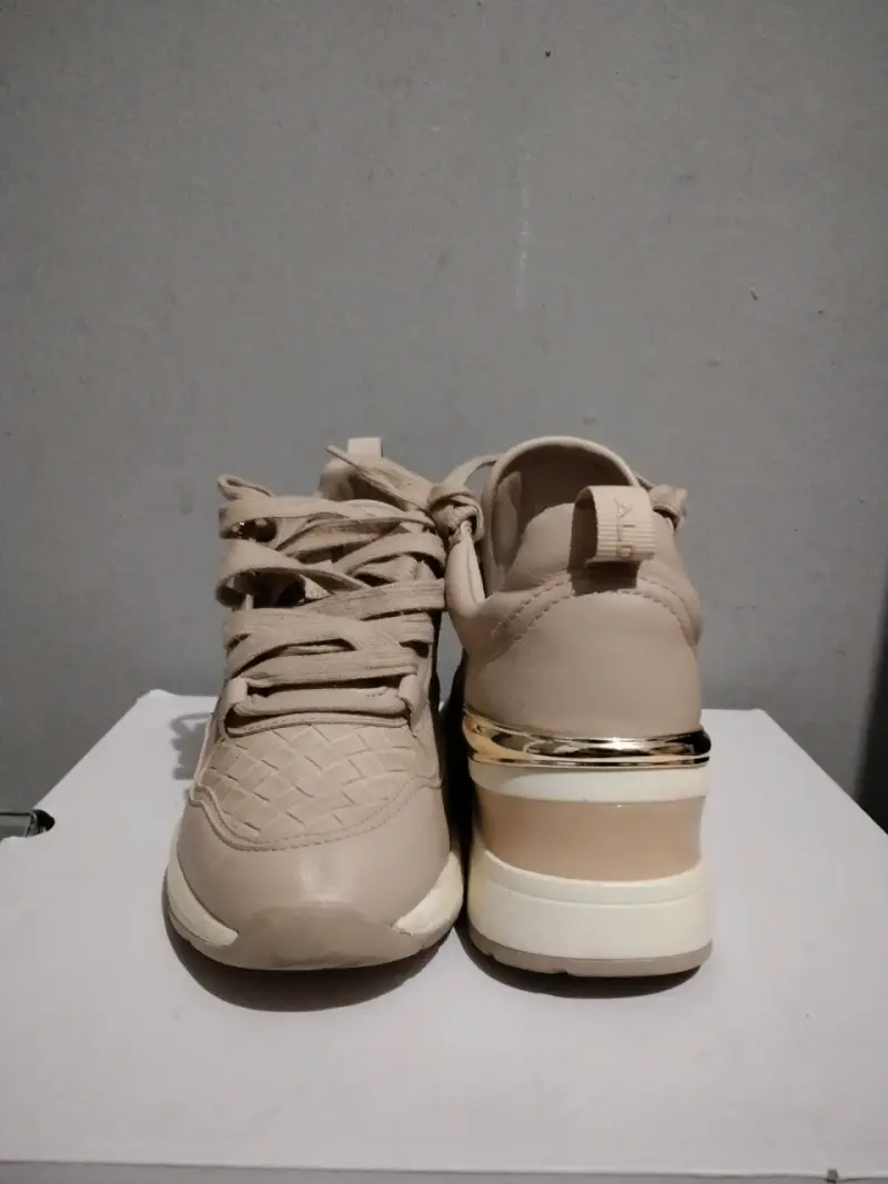 Zapatillas beige con detalle dorado - 2