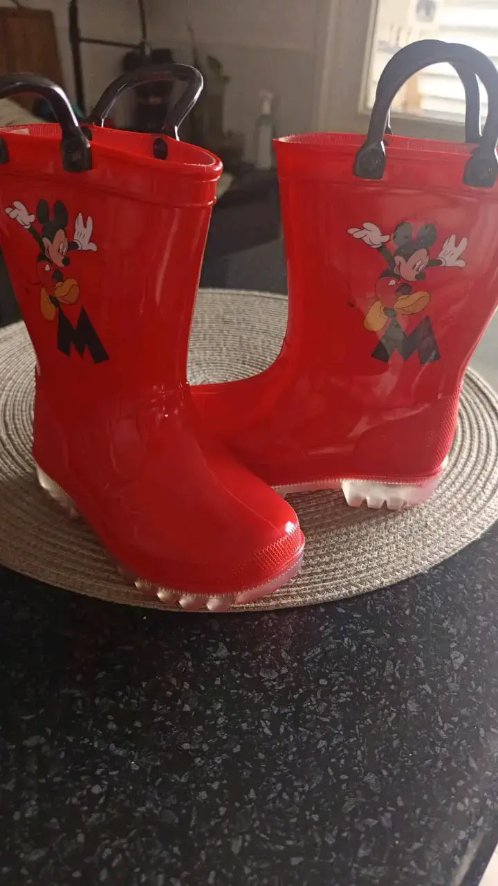 Botas de lluvia infantiles rojas con diseño de Mickey