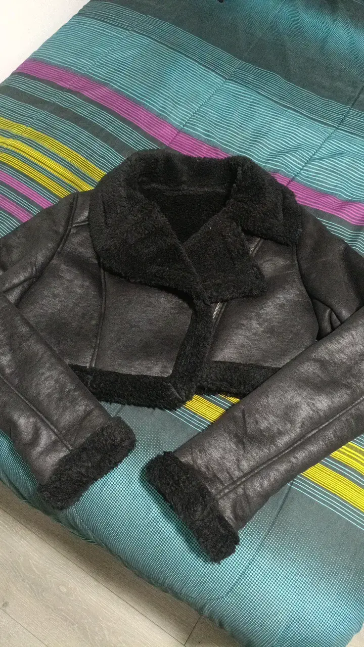 Chaqueta corta negra con forro de piel sintética - 1