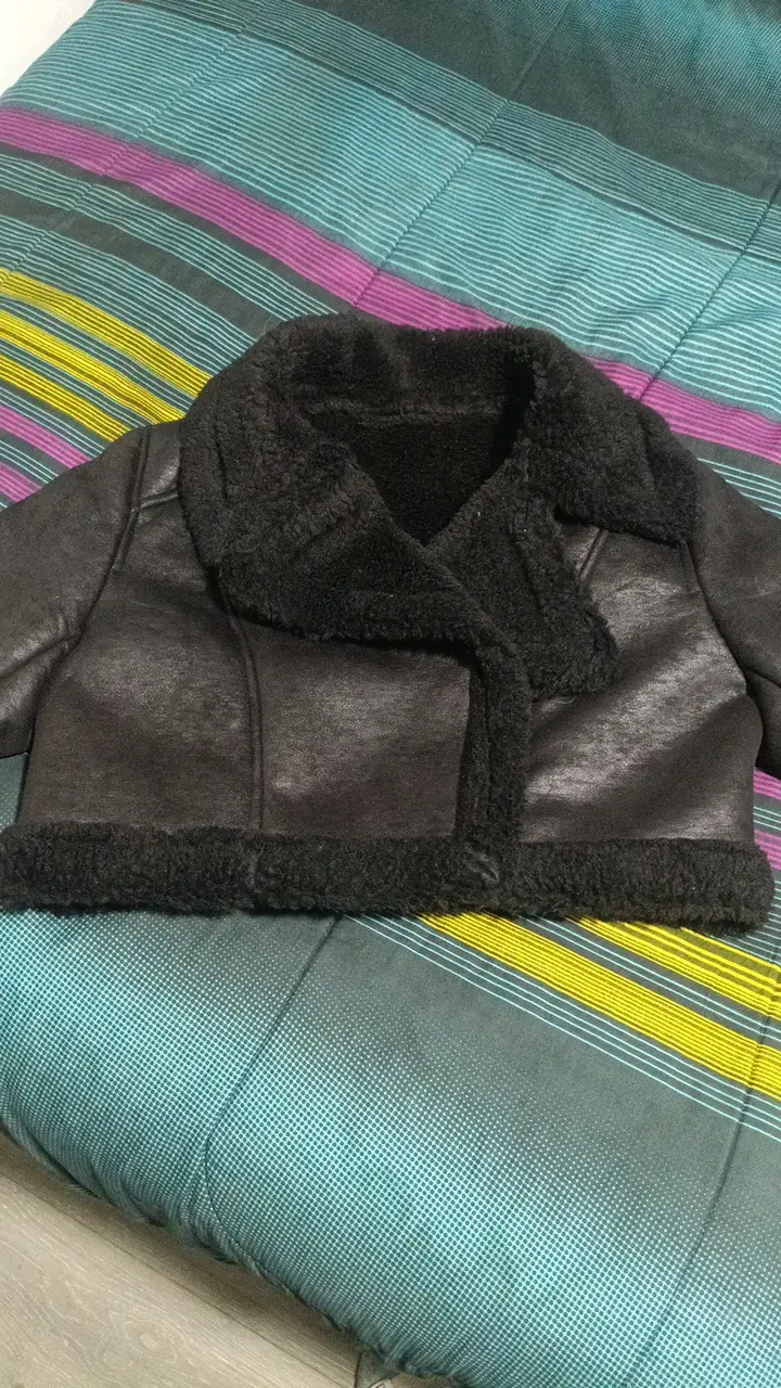 Chaqueta corta negra con forro de piel sintética - 2