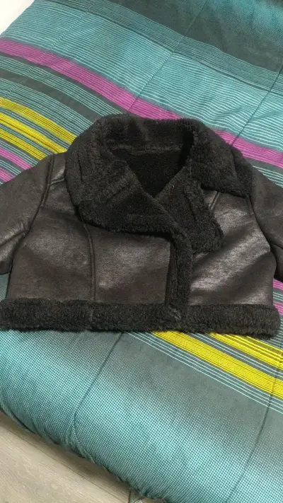 Chaqueta corta negra con forro de piel sintética - miniatura 2