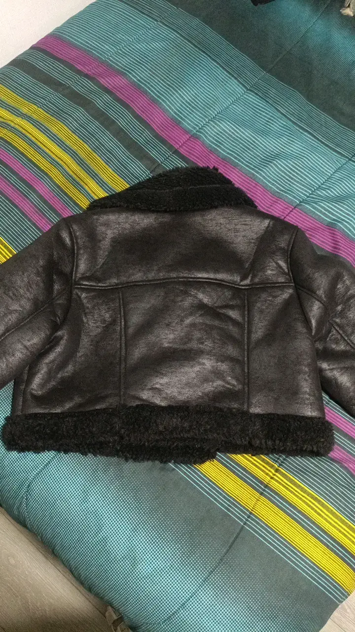 Chaqueta corta negra con forro de piel sintética - 3