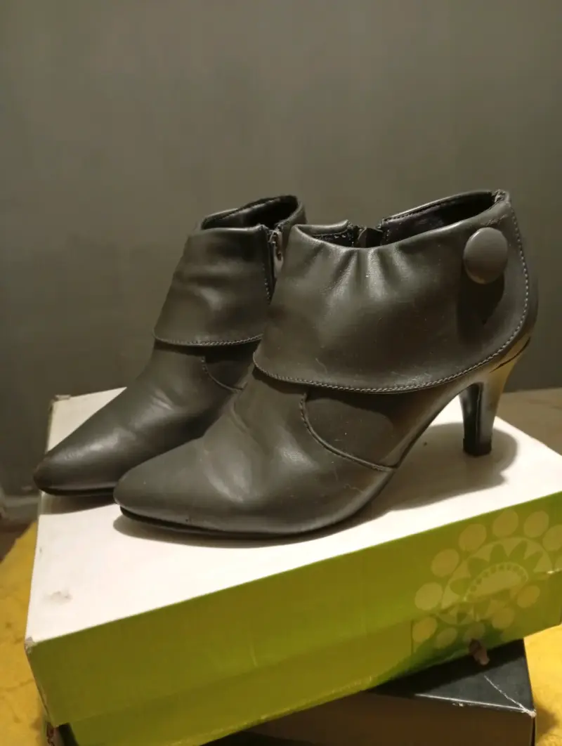Botines de cuero negro con tacón para mujer - 1