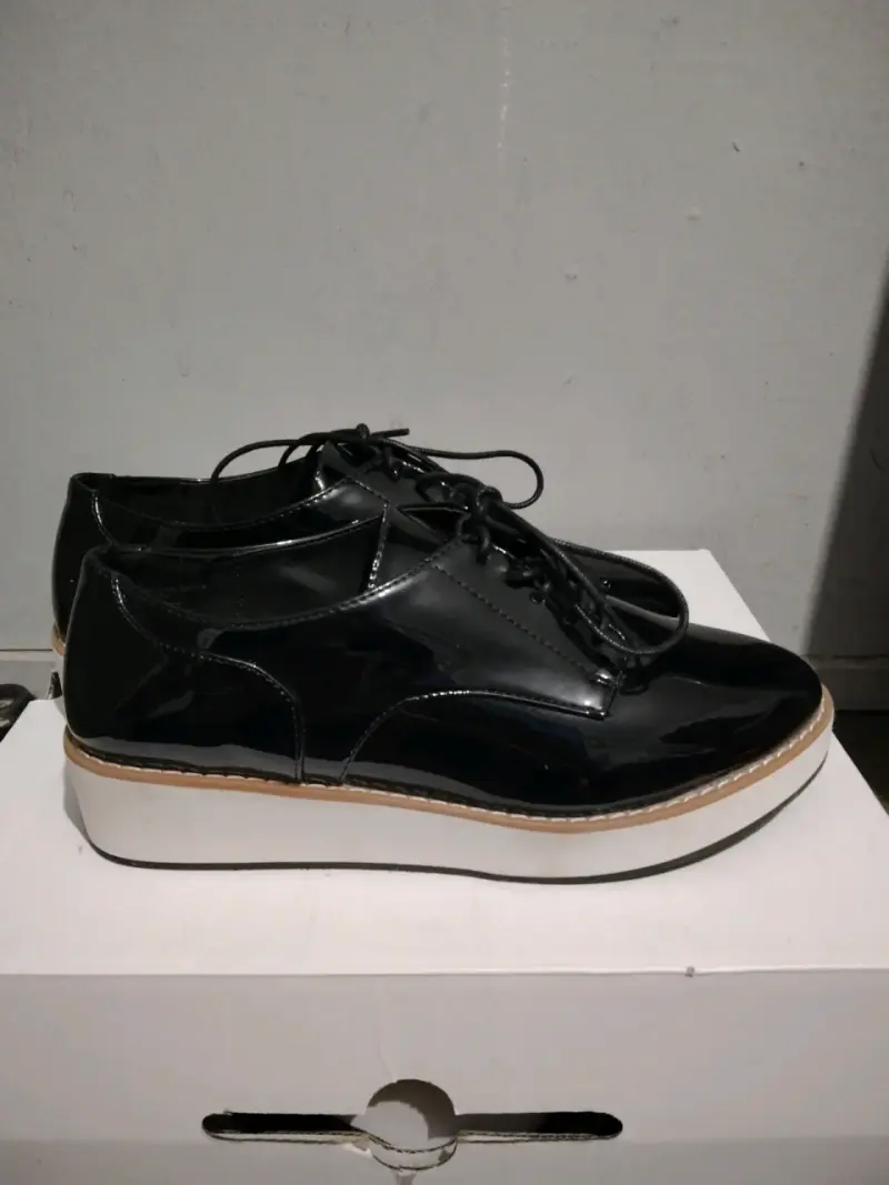 Zapatos de charol negros con plataforma - 1