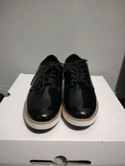 Zapatos de charol negros con plataforma - miniatura 2