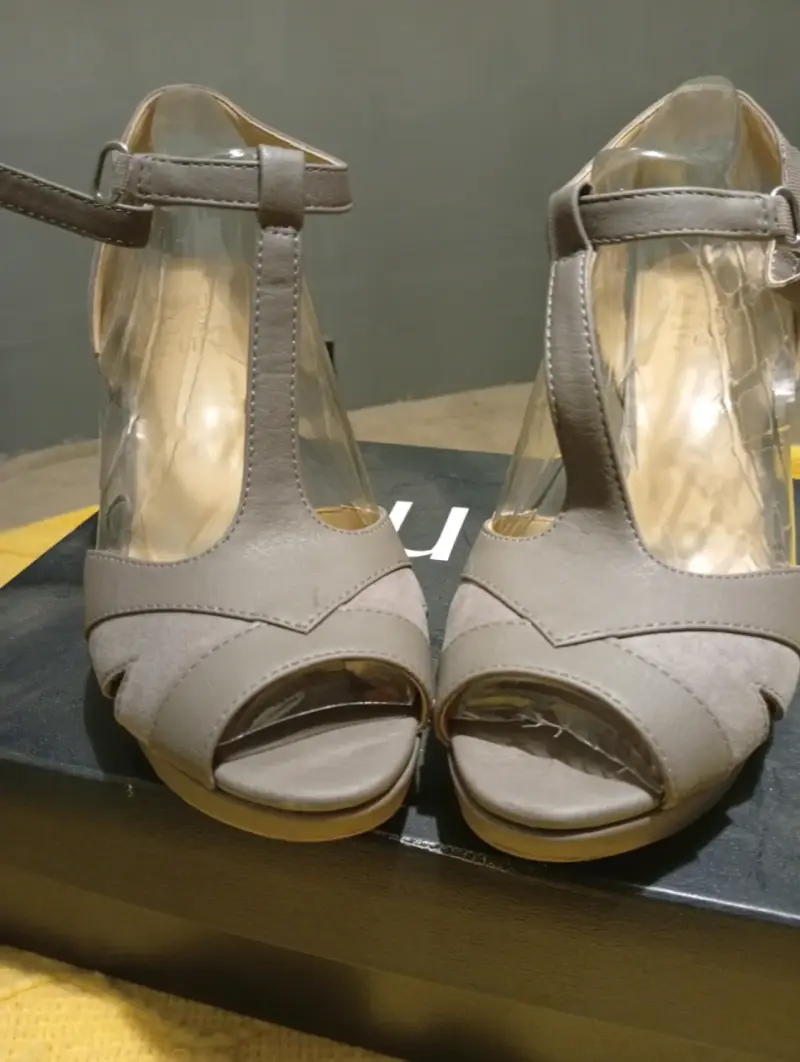 Sandalias de tacón gris Naturalizer elegantes - 2