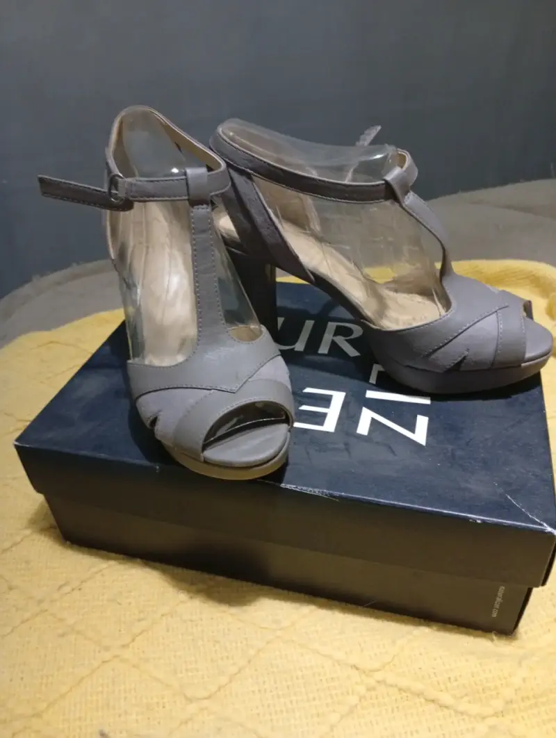 Sandalias de tacón gris Naturalizer elegantes - 3