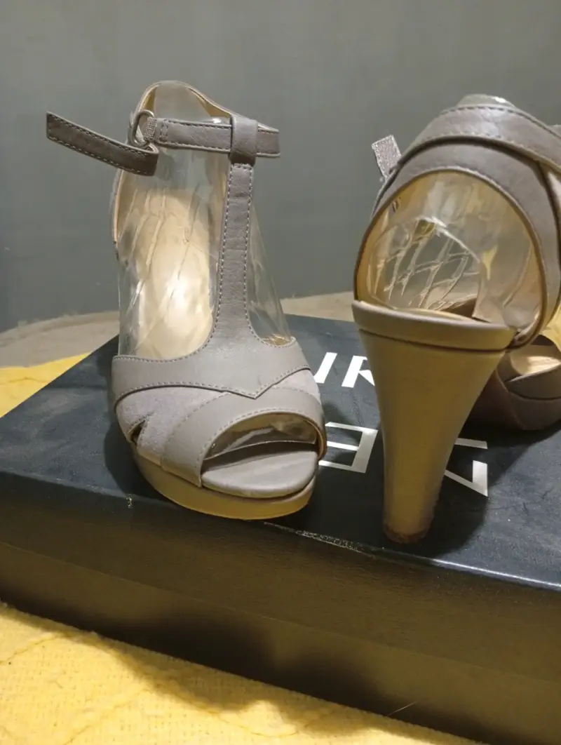 Sandalias de tacón gris Naturalizer elegantes - 5