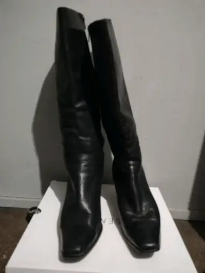 Botas de cuero negras de tacón alto - miniatura 2
