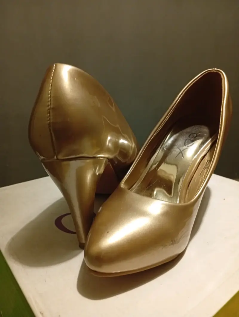 Zapatos de tacón dorados elegantes