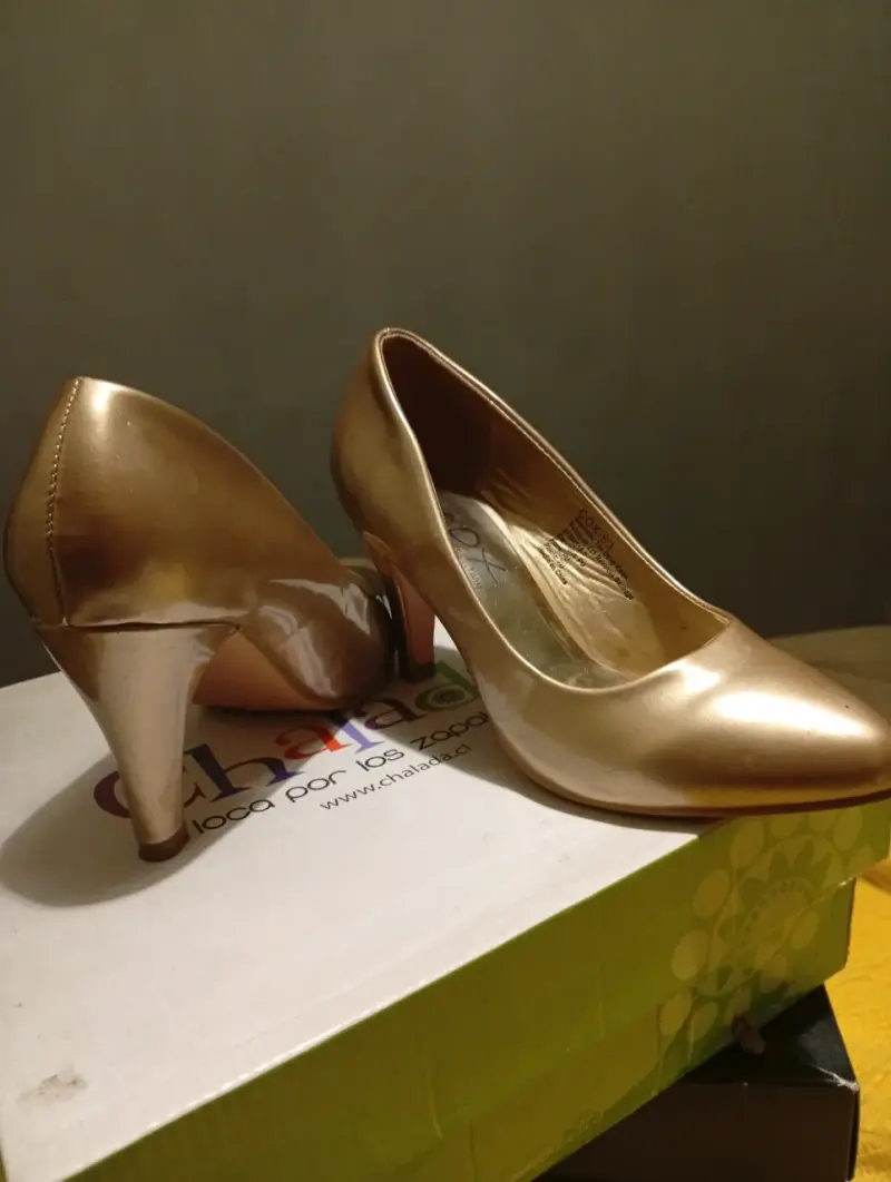 Zapatos de tacón dorados elegantes - 2