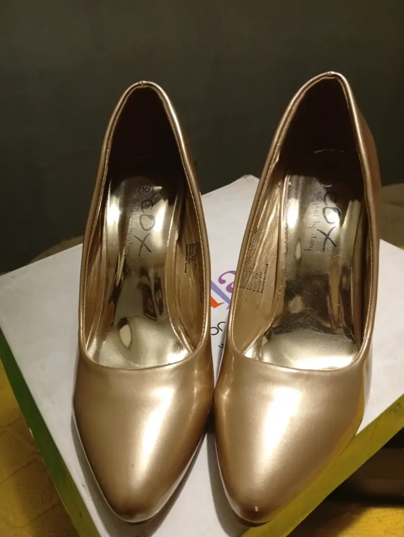 Zapatos de tacón dorados elegantes - 3