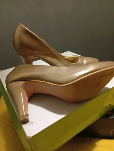 Zapatos de tacón dorados elegantes - miniatura 4