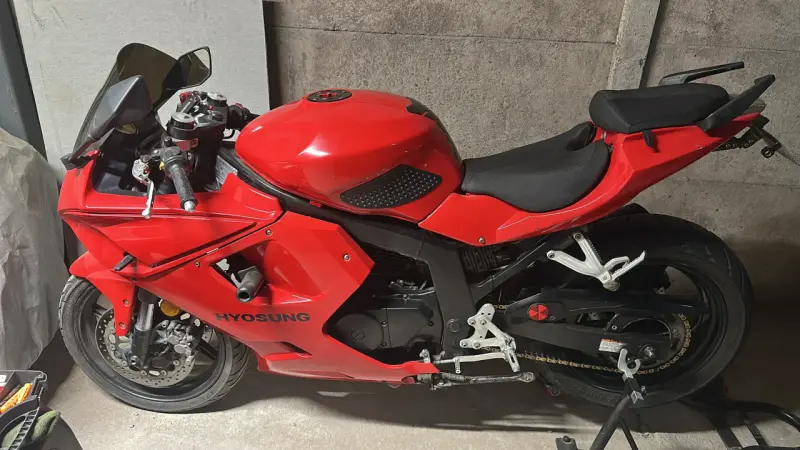 Moto deportiva Hyosung roja en buen estado